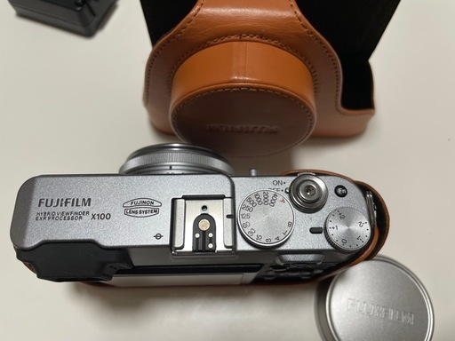Fujifilm X100 シルバー美品純正ケース・充電器付き (Minato) 成田湯川