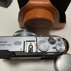 Fujifilm X100 シルバー　美品　純正ケース・充電器付き の画像