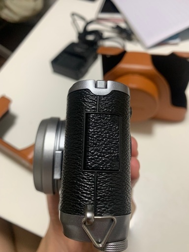 Fujifilm X100 シルバー美品純正ケース・充電器付き (Minato) 成田湯川