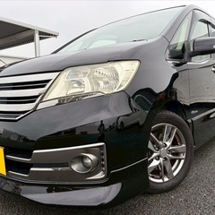 希少☆パノラミックルーフ☆ガソリン代 節約☆S-HYBRID入りました☆特別仕様車‼️25年式☆月々1.2万円〜分割払い可❗️車検2年付き！大人気☆ニッサン セレナ☆フリップダウンモニター付き☆HDDナビ☆走行中DVD見れます☆ETC☆ドラレコ付きのフル装備☆両側電動スライドドア☆ウィンカーミラー☆社外アルミ☆フル装備☆車内広々三列シート‼️の画像