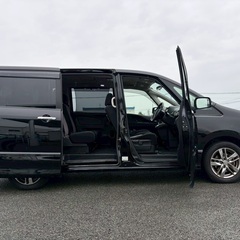 希少☆パノラミックルーフ☆ガソリン代 節約☆S-HYBRID入りました☆特別仕様車‼️25年式☆月々1.2万円〜分割払い可❗️車検2年付き！大人気☆ニッサン セレナ☆フリップダウンモニター付き☆HDDナビ☆走行中DVD見れます☆ETC☆ドラレコ付きのフル装備☆両側電動スライドドア☆ウィンカーミラー☆社外アルミ☆フル装備☆車内広々三列シート‼️の画像