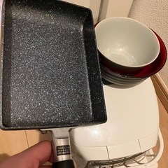 炊飯器、卵焼きフライパン、お茶碗2個の画像
