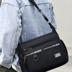 🉐黒色の大容量クロスボディバッグ❣️の画像