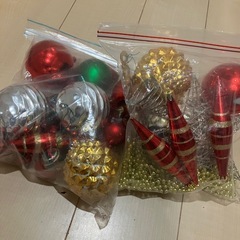 クリスマスツリー　オーナメント付きの画像