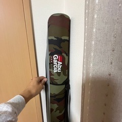 釣竿と網と竿ケースの画像