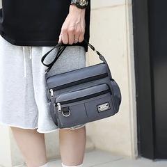 🉐シルバー大容量クロスボディバッグ❣️
の画像