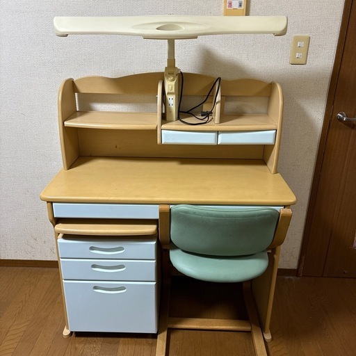 勉強机 (クローバー‼︎) 上島のテーブル《学習机》の中古あげます