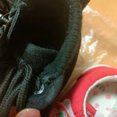 苺スニーカー12.5と黒ブーツ13センチセットの画像