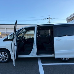 8人乗り☆ガソリン代 節約☆S-HYBRID入りました‼️24年式☆月々1.2万円〜分割払い可❗️車検2年付き！大人気☆ニッサン セレナ☆SDナビ☆走行中DVD見れます☆ETC☆便利なバックカメラ☆ドラレコ付きのフル装備☆電動スライドドア☆ウィンカーミラー☆フル装備☆車内広々三列シート‼️の画像