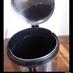 ペダル式ゴミ箱の画像