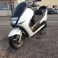 YAMAHA マジェスティ125FI エアロカウル 他カスタムして有　ホワイト　セル始動 オイル交換他 お金かけ整備　納車整備点検済み　登録後すぐ乗り出せます。直接引き渡し　配送手配も可の画像