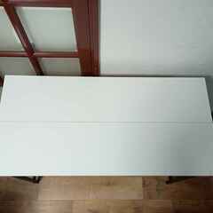 白いパソコンデスクの画像