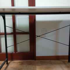 白いパソコンデスクの画像