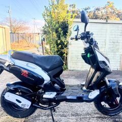 非常に良いエンジン。PGO (PMX Naked) 125。非常に速いバイク。2 ストローク エンジン。の画像