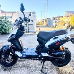 非常に良いエンジン。PGO (PMX Naked) 125。非常に速いバイク。2 ストローク エンジン。の画像