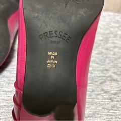 赤い（ピンクに近い）ストライプデザインパンプス　23cmの画像