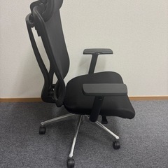 メッシュバックと可動式ヘッドレストを備えたオフィスチェア。の画像