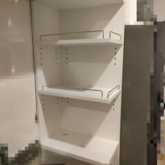 縦長ホワイト収納棚の画像