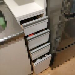 縦長ホワイト収納棚の画像