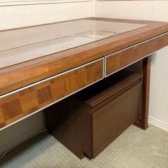 木製デスクの画像