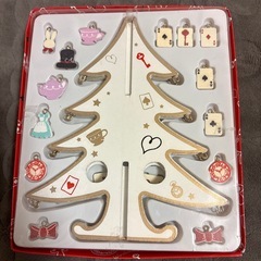 スリーコインズ　3コインズ クリスマスグッズ　　不思議の国のアリス　クリスマスツリー　ガーランド
　の画像