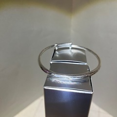 花柄の彫刻が施された調節可能なシルバーバングルの画像