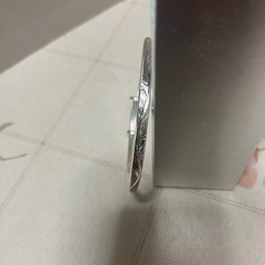 花柄の彫刻が施された調節可能なシルバーバングルの画像