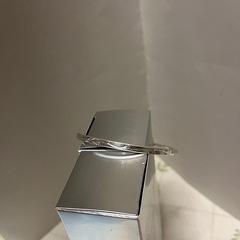 花柄の彫刻が施された調節可能なシルバーバングルの画像