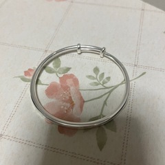 花柄の彫刻が施された調節可能なシルバーバングルの画像