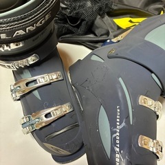 スキーブーツ　& 板とストックの画像