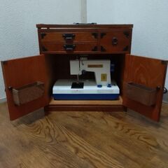 木製収納箱付 小型電動ミシンの画像