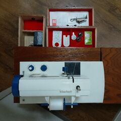 木製収納箱付 小型電動ミシンの画像