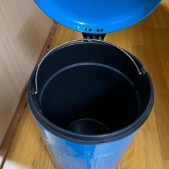 水色のゴミ箱 の画像