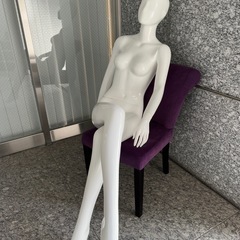 マネキン　レディース　座りポーズの画像