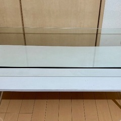 おしゃれなガラステーブル(ローテーブル)の画像