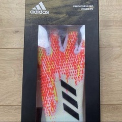 アディダス プレデター20 プロ ハイブリッド キーパーグローブの画像