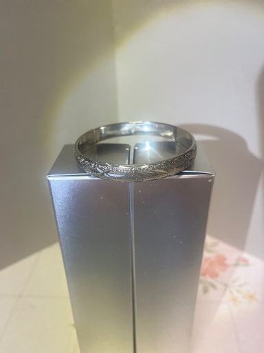 星のモチーフとテクスチャーが施されたスターリングシルバーのバングルブレスレット