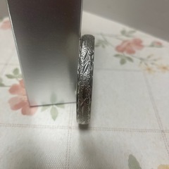 星のモチーフとテクスチャーが施されたスターリングシルバーのバングルブレスレットの画像