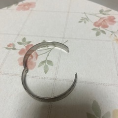 星のモチーフとテクスチャーが施されたスターリングシルバーのバングルブレスレットの画像