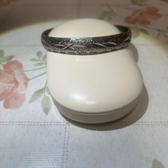 星のモチーフとテクスチャーが施されたスターリングシルバーのバングルブレスレットの画像