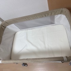 ベビーベッド/折りたたみ式/ハイローベッド/移動式/高さ調節可/吐き戻し防止の画像