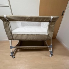 ベビーベッド/折りたたみ式/ハイローベッド/移動式/高さ調節可/吐き戻し防止の画像