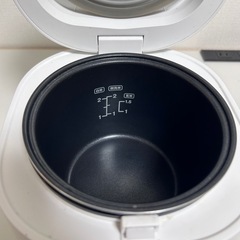 コンパクト炊飯器 2合炊き ホワイト 中古 動作良好／一人暮らしに最適／引っ越しのためお譲りしますの画像