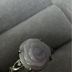 ラベンダー色のバラのモチーフが付いた蜜蜡指輪の画像