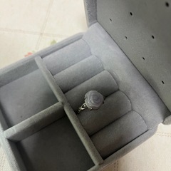 ラベンダー色のバラのモチーフが付いた蜜蜡指輪の画像