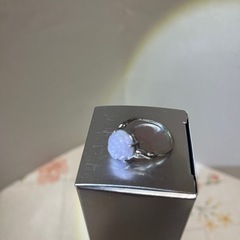 ラベンダー色のバラのモチーフが付いた蜜蜡指輪の画像