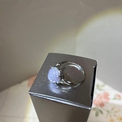 ラベンダー色のバラのモチーフが付いた蜜蜡指輪の画像