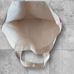  【商品詳細】 サマンサタバサ ノベルティ トートバッグ  布素材のトートバッグです。 マチは小さいですが書類などがぴったり入るサイズ感です。  サイズ:横約37cm×縦約31cm×マチ(底面)約4cm 手持ち(一番長い部分)約8cm  状態は特に目立った傷や汚れは見当たりません。の画像