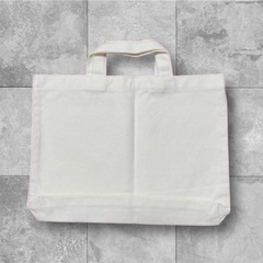  【商品詳細】 サマンサタバサ ノベルティ トートバッグ  布素材のトートバッグです。 マチは小さいですが書類などがぴったり入るサイズ感です。  サイズ:横約37cm×縦約31cm×マチ(底面)約4cm 手持ち(一番長い部分)約8cm  状態は特に目立った傷や汚れは見当たりません。の画像