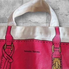  【商品詳細】 サマンサタバサ ノベルティ トートバッグ  布素材のトートバッグです。 マチは小さいですが書類などがぴったり入るサイズ感です。  サイズ:横約37cm×縦約31cm×マチ(底面)約4cm 手持ち(一番長い部分)約8cm  状態は特に目立った傷や汚れは見当たりません。の画像